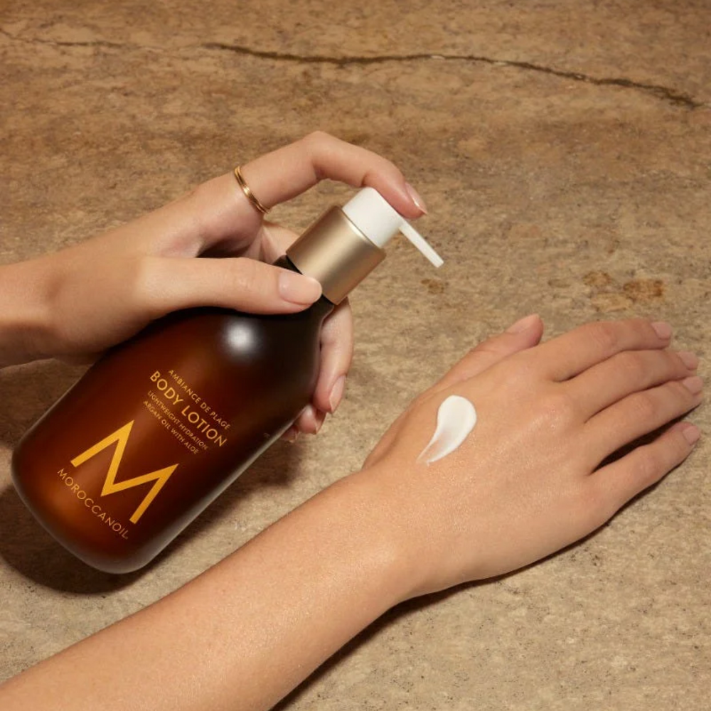 Flacon de lotion corps Moroccanoil Ambiance de Plage parfum gardénia, noix de coco et ananas

