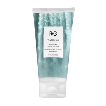 Flacon de la lotion Waterfall Moisture + Shine de R+Co, soin léger hydratant pour cheveux brillants et doux