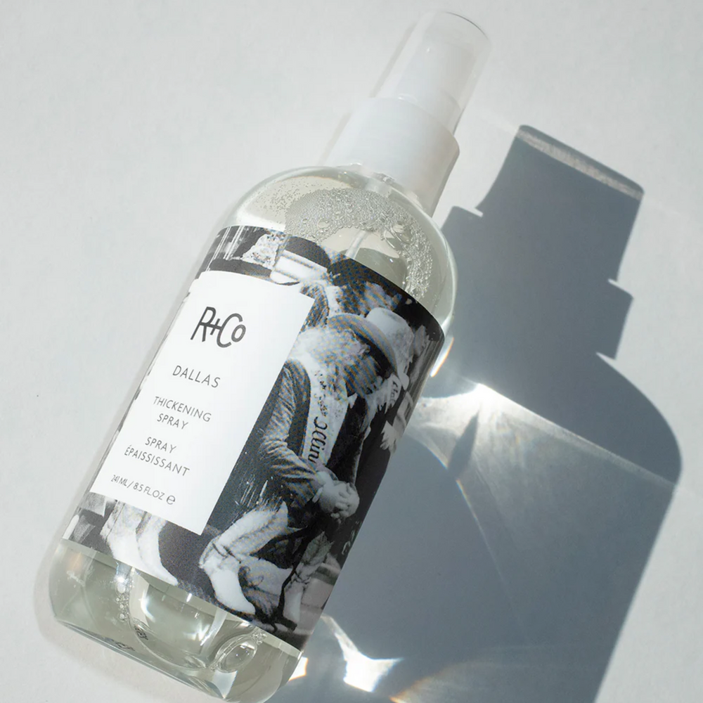 Flacon de la lotion Waterfall Moisture + Shine de R+Co, soin léger hydratant pour cheveux brillants et doux