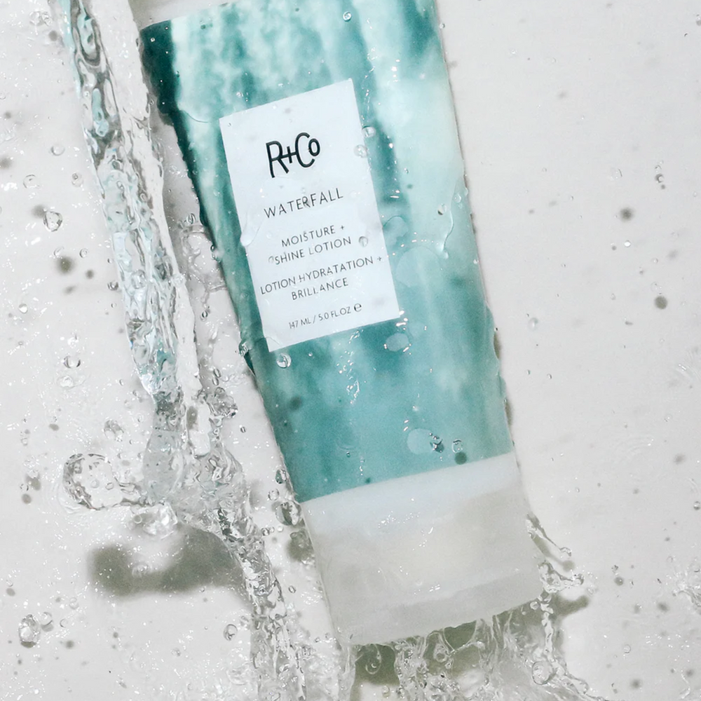 Flacon de la lotion Waterfall Moisture + Shine de R+Co, soin léger hydratant pour cheveux brillants et doux