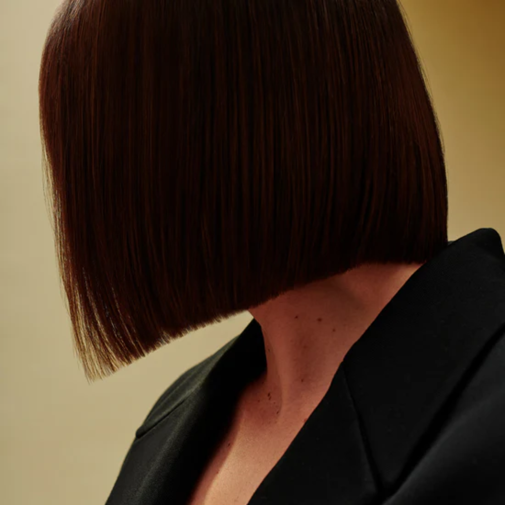 Flacon de lotion lissante AG Care Set It Straight 148 ml posé sur fond blanc