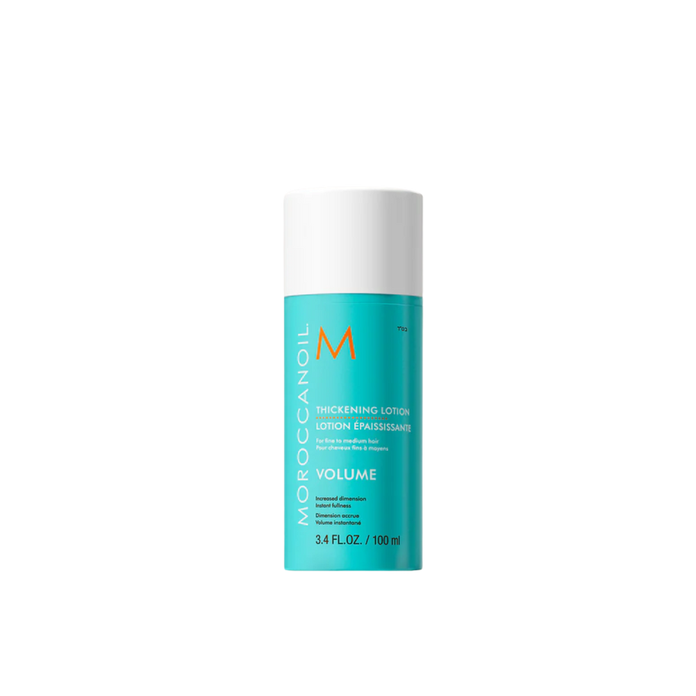 Flacon de la Lotion Épaississante Moroccanoil, produit de styling enrichi en quinoa et huile d’argan pour donner volume et densité aux cheveux fins

