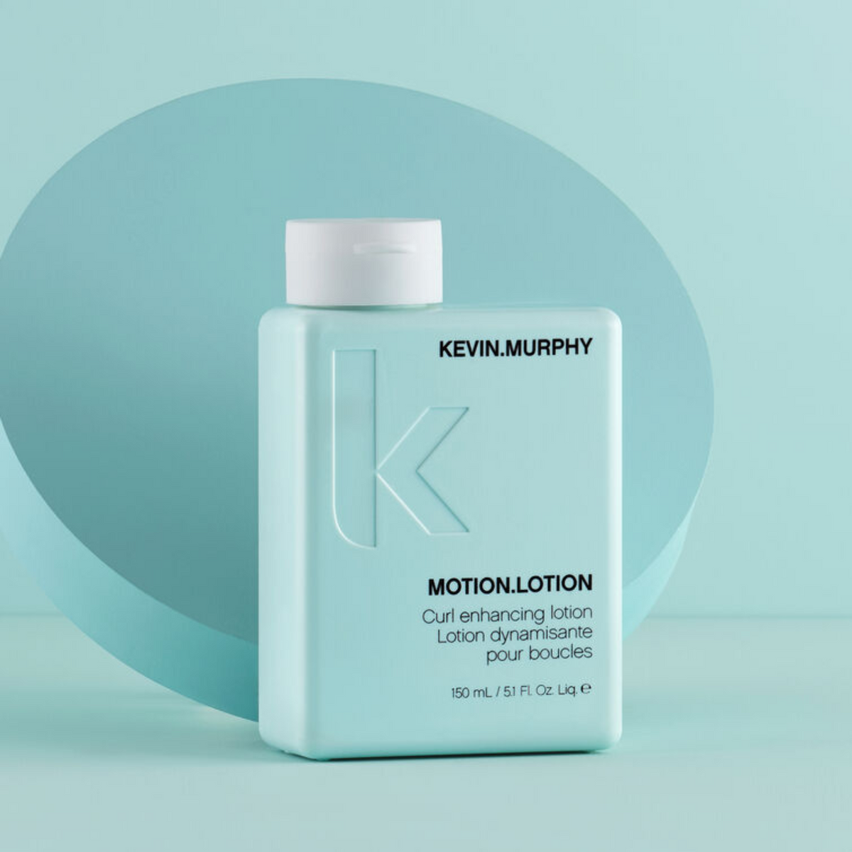 Flacon de la lotion MOTION.LOTION de Kevin Murphy posé sur fond neutre