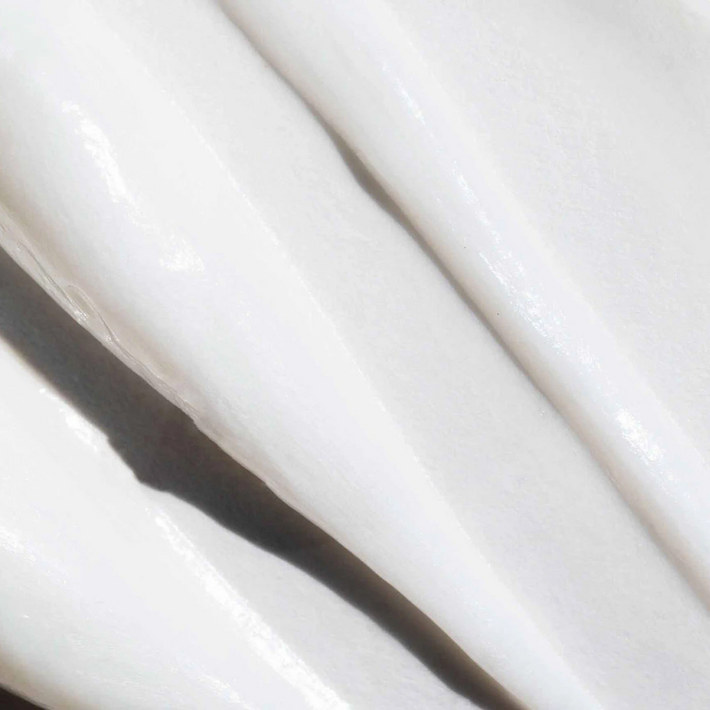 Tube ou pot de masque Strength Cure Superfood de Pureology, avec étiquette élégante et ingrédients naturels en arrière‑plan.