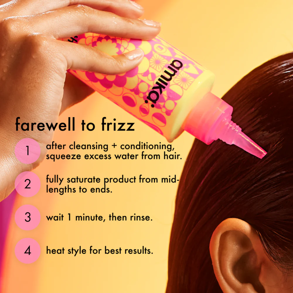 Masque anti-frisottis Smooth Over Frizz-Fighting Treatment Mask Amika – soin capillaire lissant cheveux doux et sans frisottis.