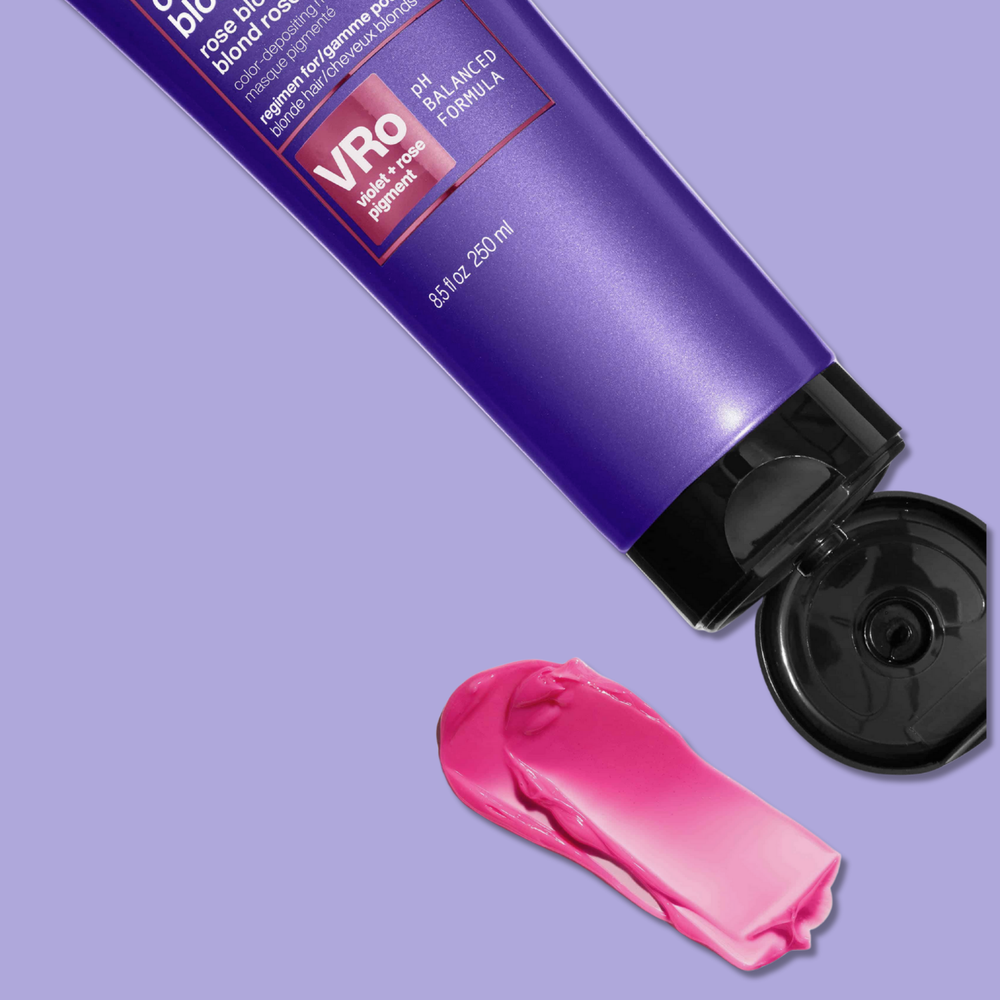 Pot du masque Redken Blondage rose posé sur fond blanc.