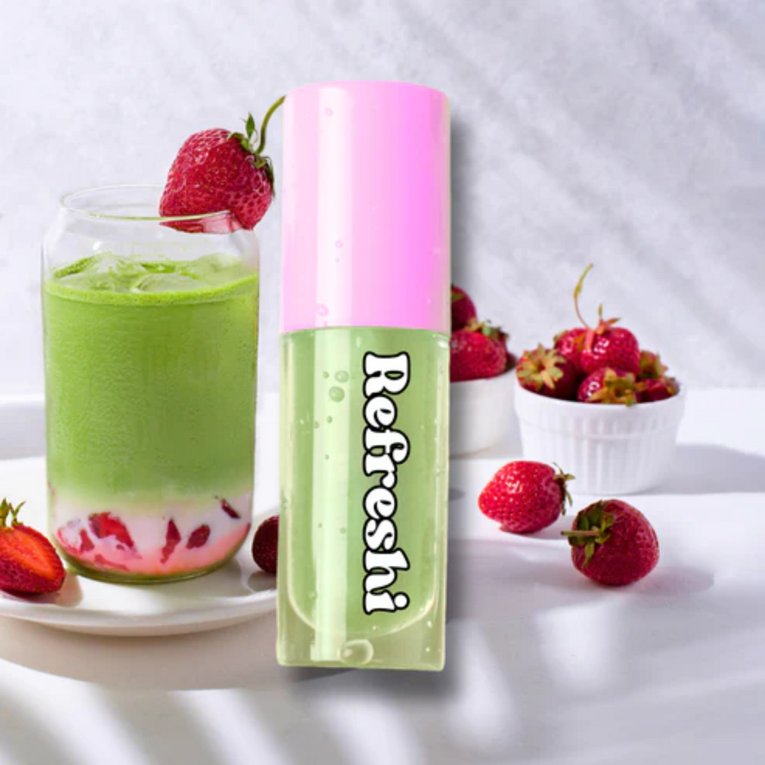 Tube 5 ml Matcha Strawberry Lip Oil Refreshi, texture brillante non collante, parfum matcha-fraise, bulles anti‑débordement, soin vegan

