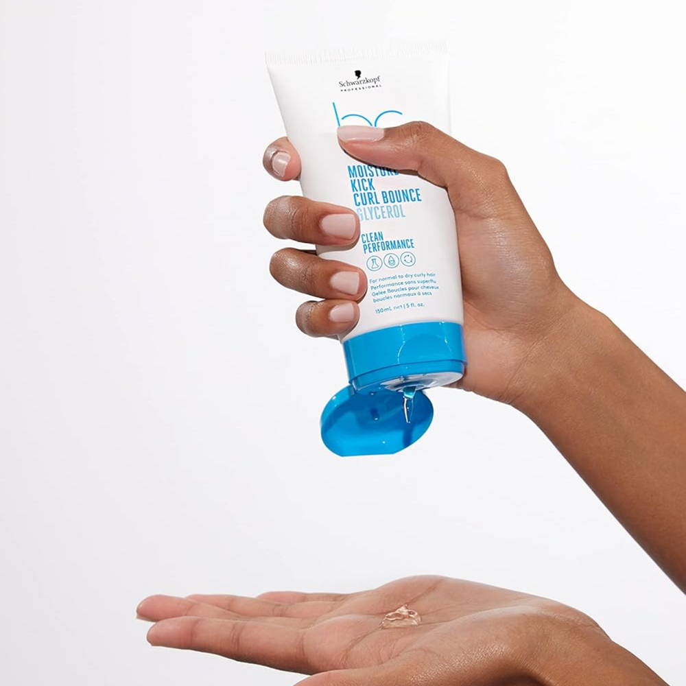 Flacon de Schwarzkopf BC Moisture Kick Curl Bounce 150 ml avec étiquette turquoise sur fond clair