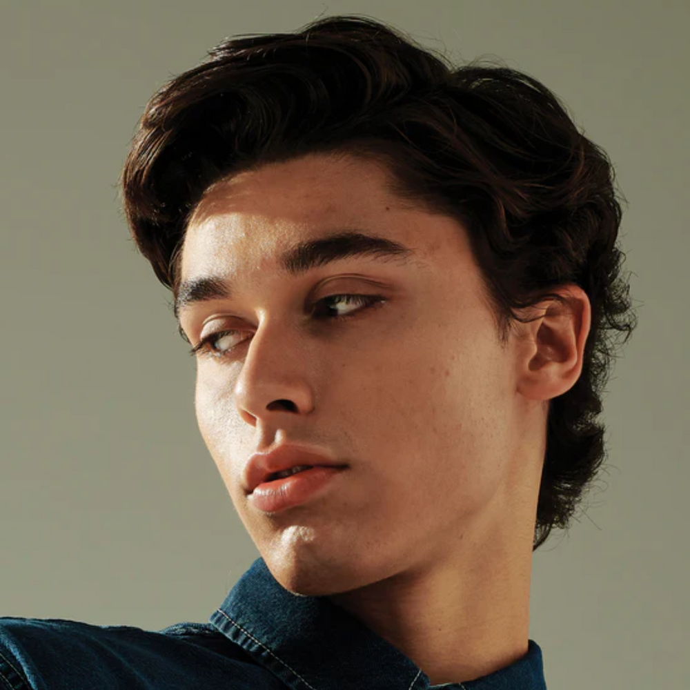 Pot de AG Care Molding Cream Sculpt & Style sur fond sobre, cheveux coiffés nets en arrière-plan