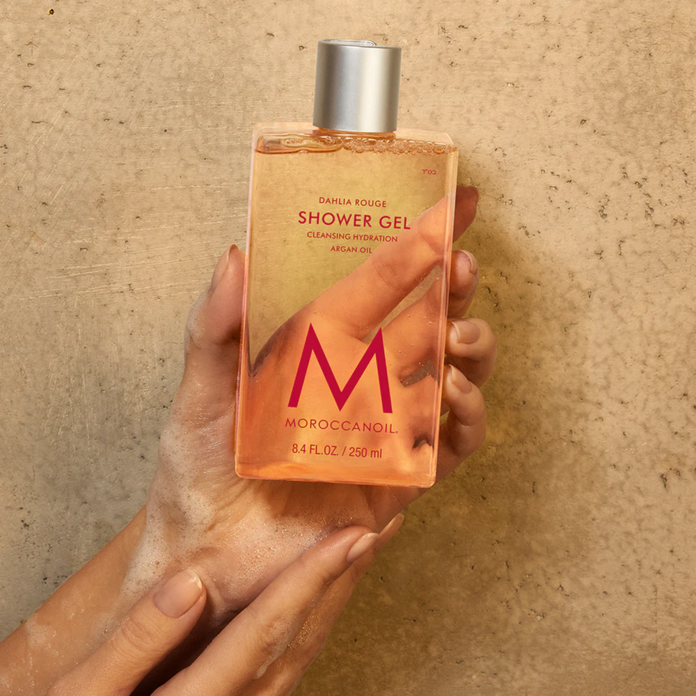 Flacon 250 ml du Moroccanoil Shower Gel Dahlia Rouge – gel douche hydratant parfum pétales de dahlia, tubéreuse pearl et bois de santal.

