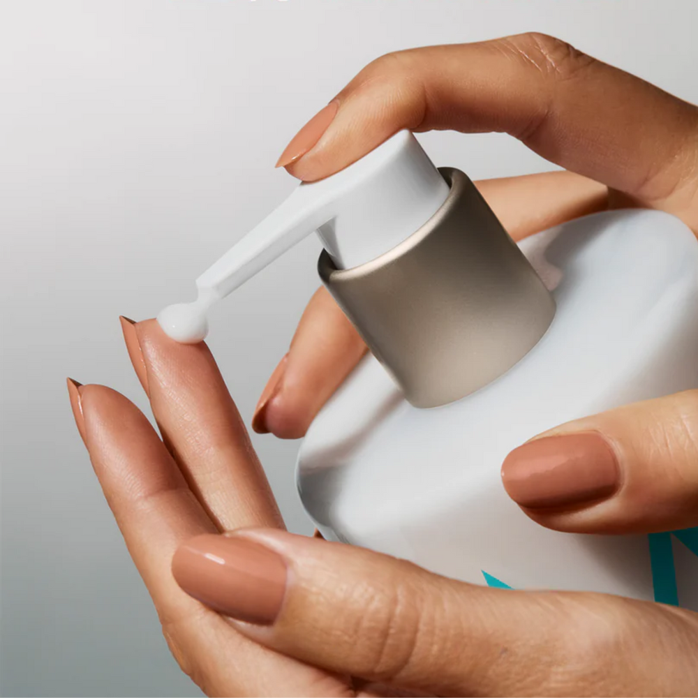 Flacon pompe Hand Lotion Moroccanoil 360 ml, lotion hydratante légère pour mains et cuticules à l’huile d’argan

