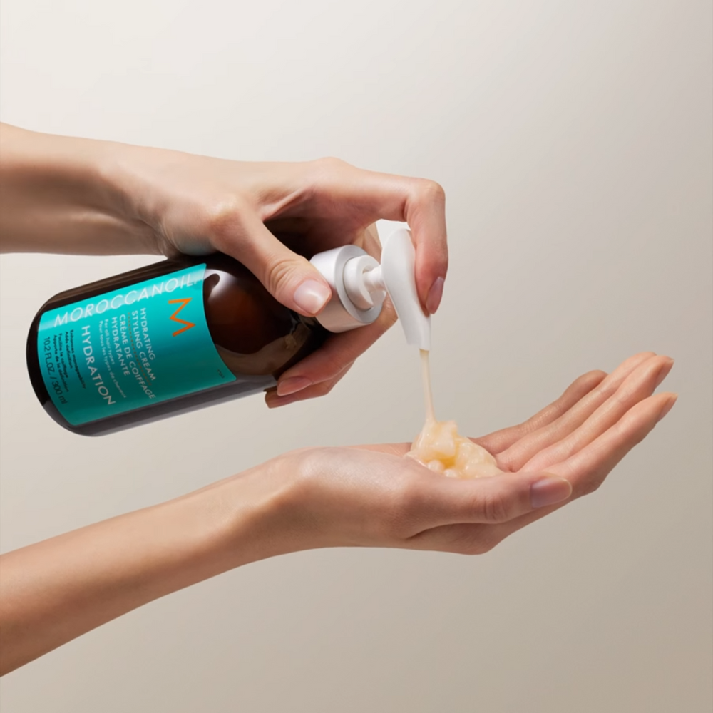 Flacon de Moroccanoil Hydrating Styling Cream, lotion coiffante hydratante à l’huile d’argan pour cheveux brillants et sans frisottis

