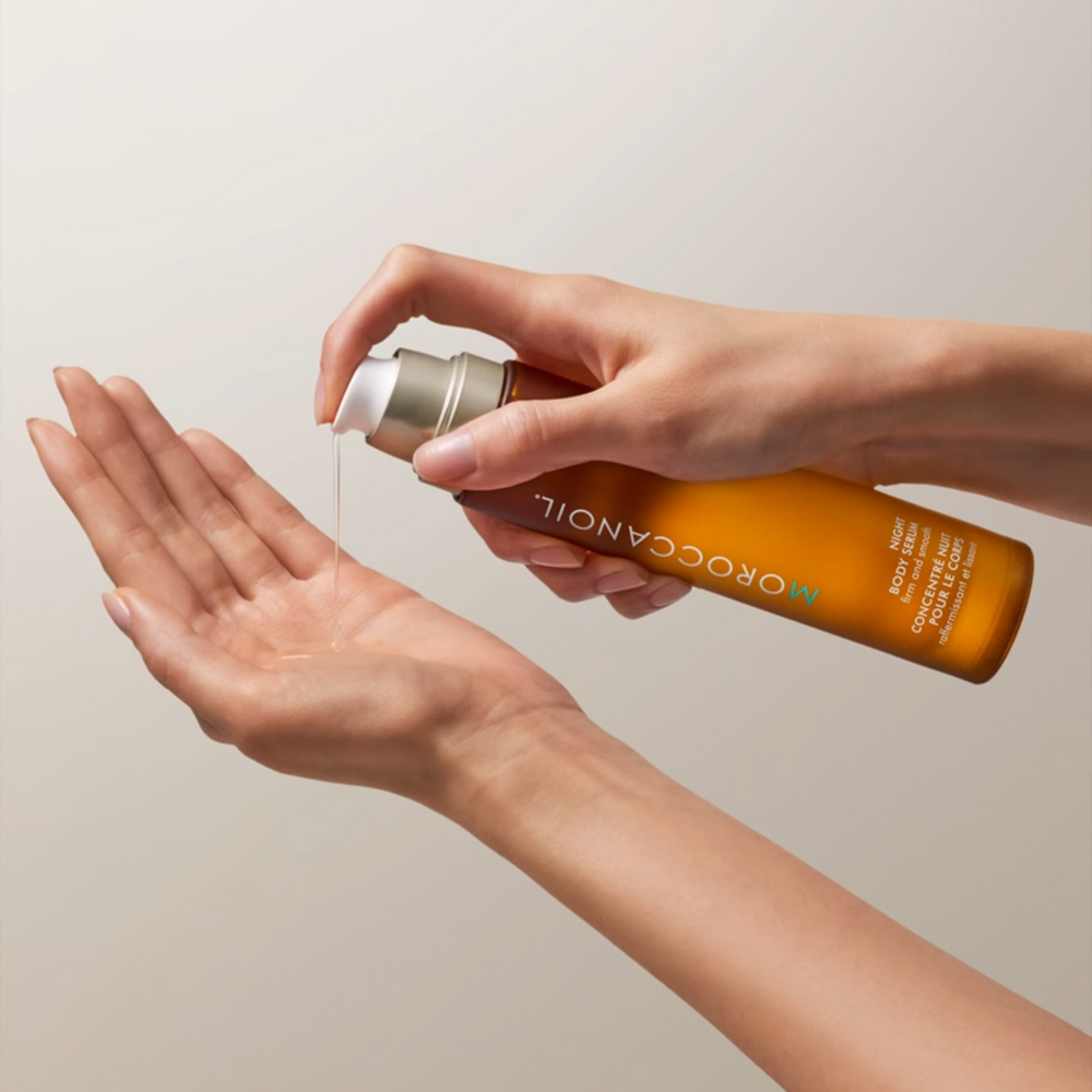 Flacon du sérum Nuit Moroccanoil pour le corps sur fond neutre
