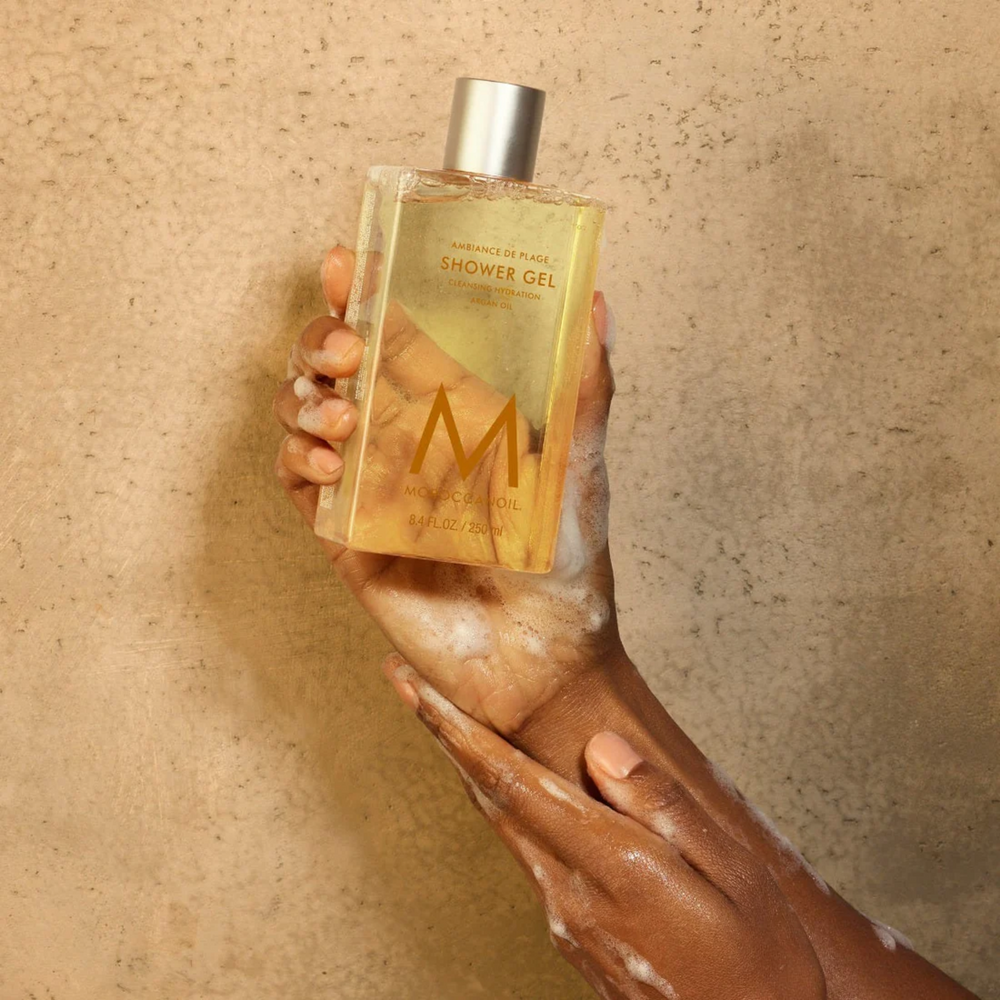 Flacon 250 ml Moroccanoil Shower Gel Ambiance de Plage – gel douche hydratant parfum gardénia, noix de coco et ananas à l’huile d’argan.

