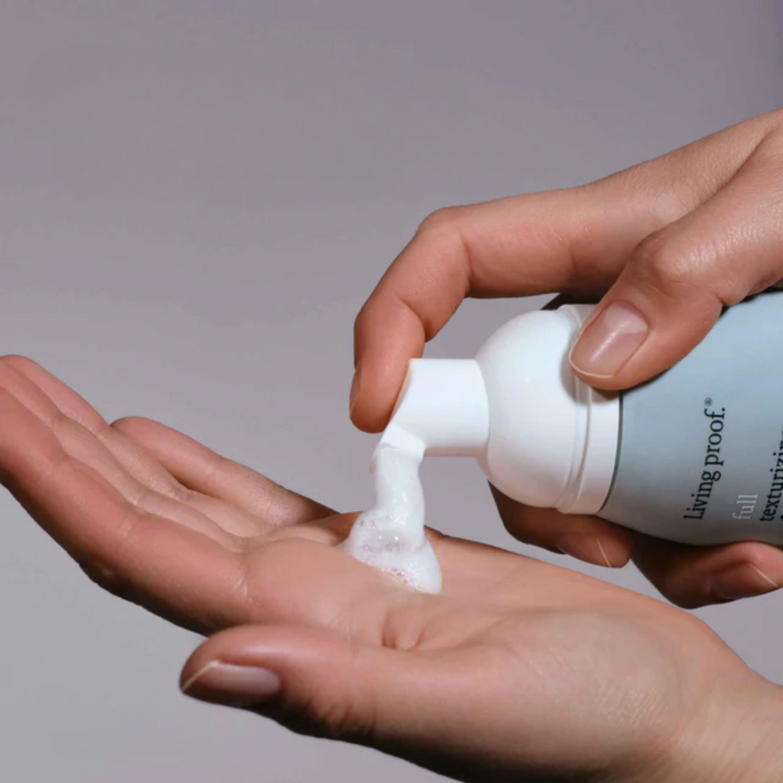 Flacon de mousse texturisante Full Texturizing Foam Living Proof – 148ml

