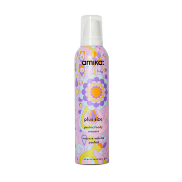 Bouteille de mousse volumisante Amika Plus Size Perfect Body 250 ml pour cheveux avec effet volume intense et tenue flexible.