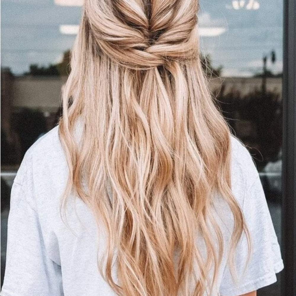 Flacon de la mousse retour de plage Moroccanoil « Texture Beach Waves » posé sur fond neutre