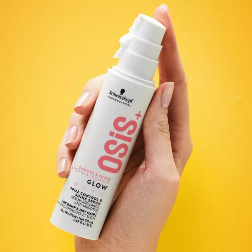 Flacon OSiS+ Glow effet brillance intense sur cheveux lisses, avec flacon doré / transparent sur fond clair.