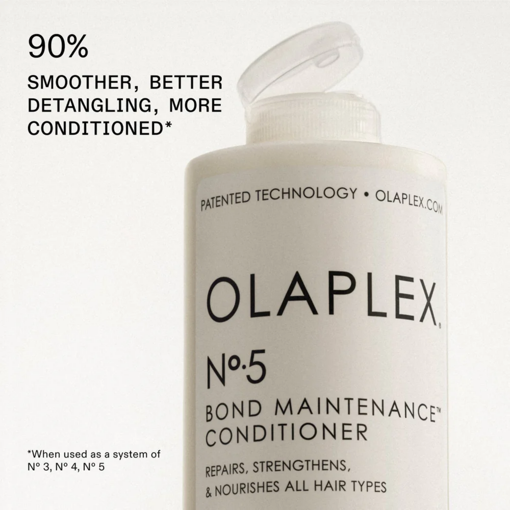 Flacon du conditionneur Olaplex N° 5 Bond Maintenance posé sur fond neutre