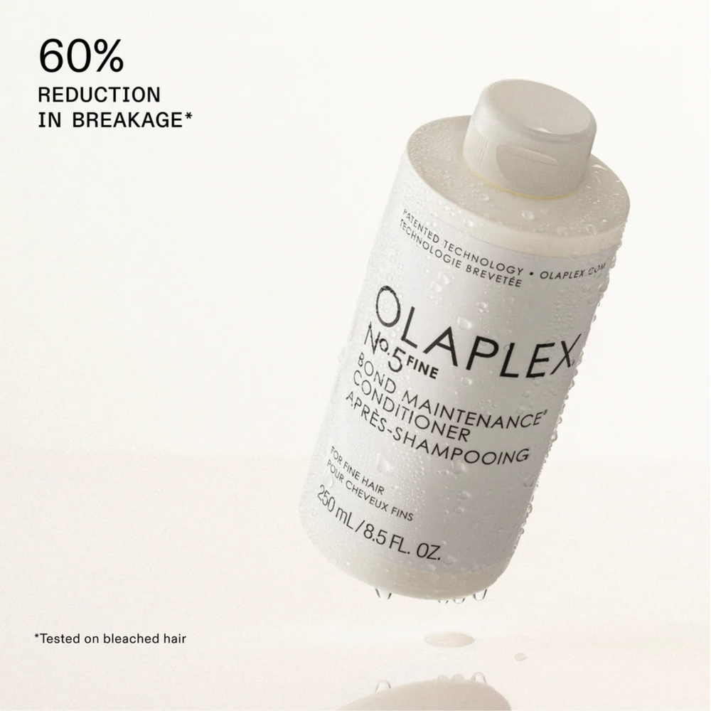 Flacon du conditionneur Olaplex N° 5 Fine Bond Maintenance posé sur fond neutre