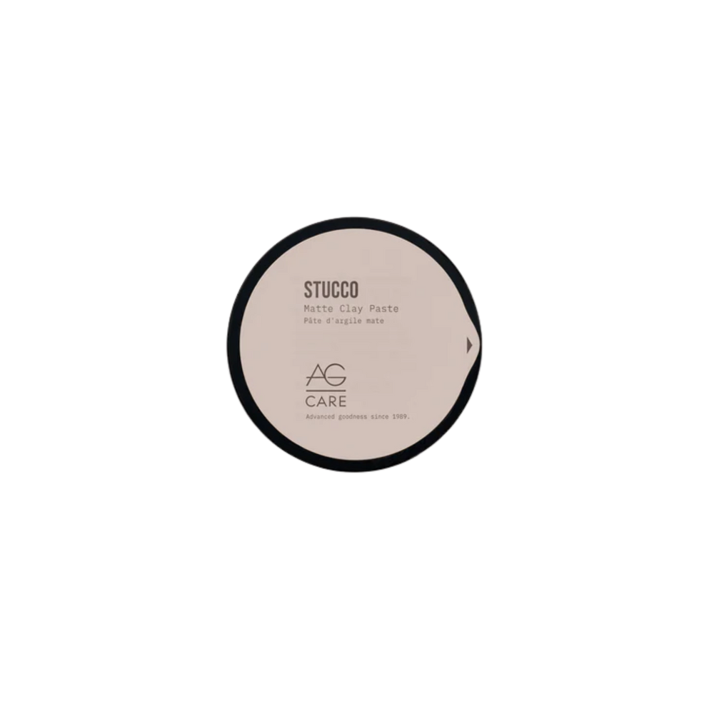 Pot de Stucco Matte Clay Paste d’AG Care, étiquette noire, contenant 75 ml de pâte coiffante mate.