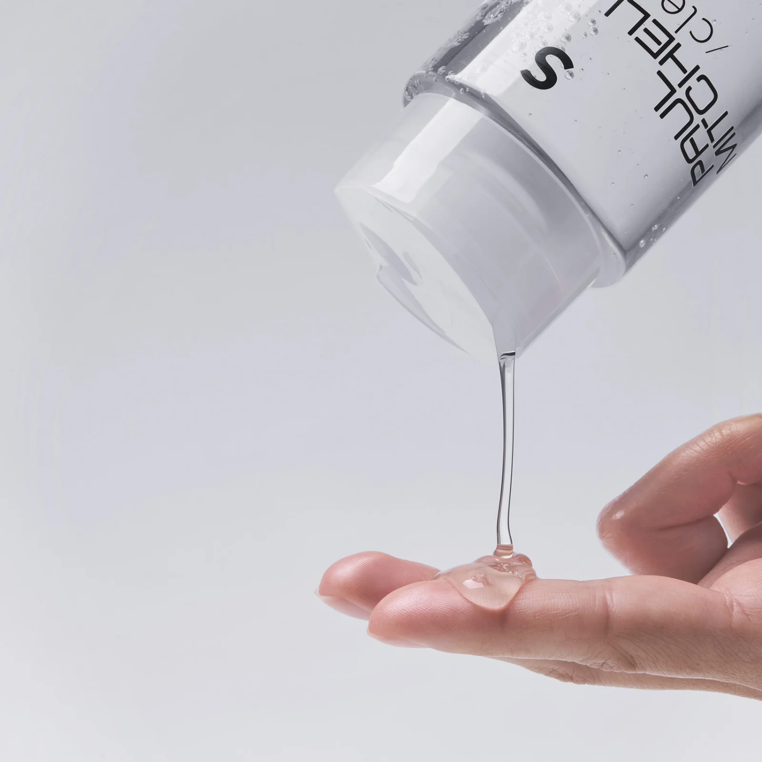 Shampooing Paul Mitchell Clear Essential Shampoo sans parfum, formule douce à 8 ingrédients pour cuir chevelu sensible, nettoyage quotidien des cheveux.