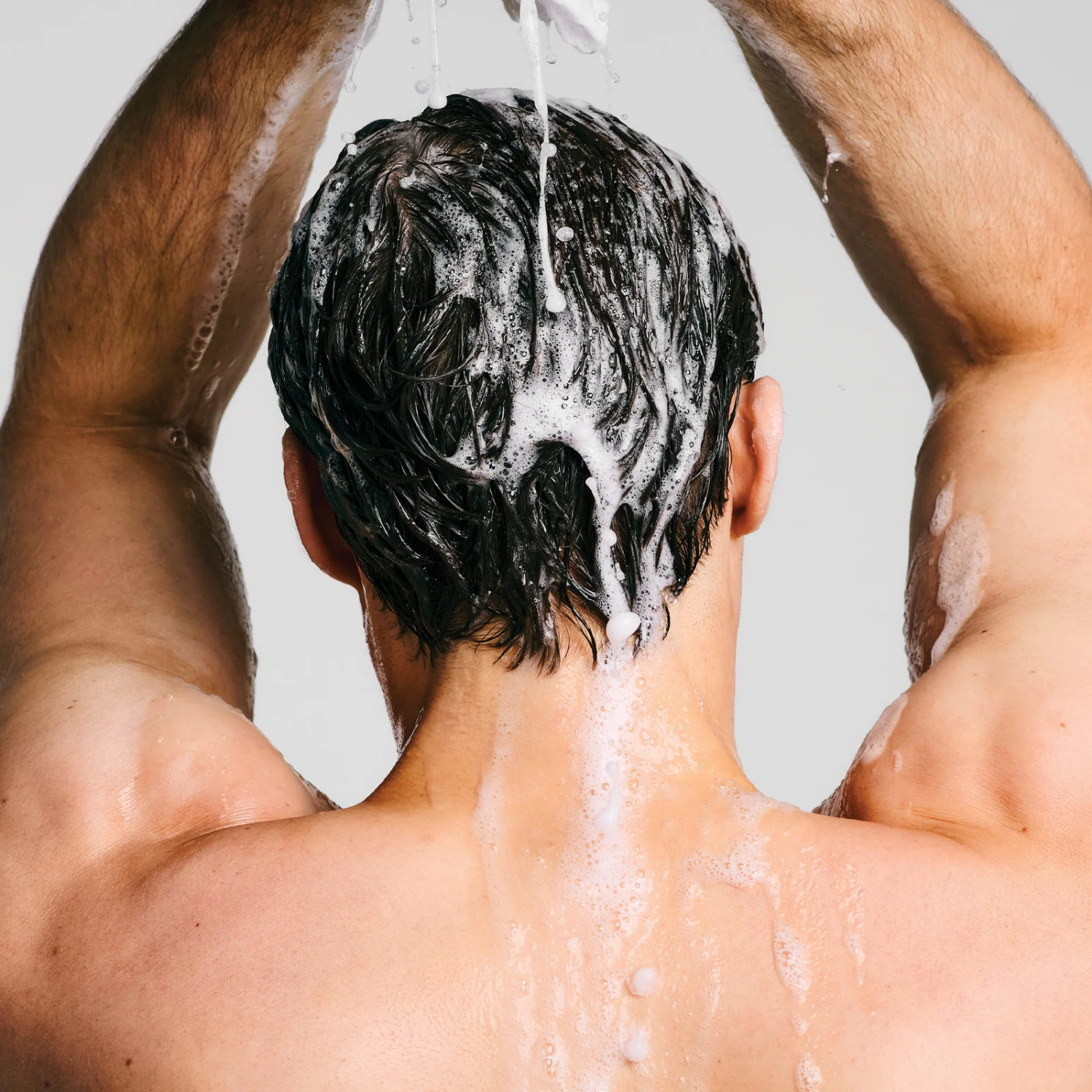 Shampooing Paul Mitchell Clear Essential Shampoo sans parfum, formule douce à 8 ingrédients pour cuir chevelu sensible, nettoyage quotidien des cheveux.