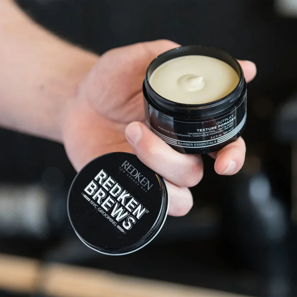 Pot de pommade texturisante Redken Brews Outplay, texture mate, fini naturel, coiffage texturé et adhésif.