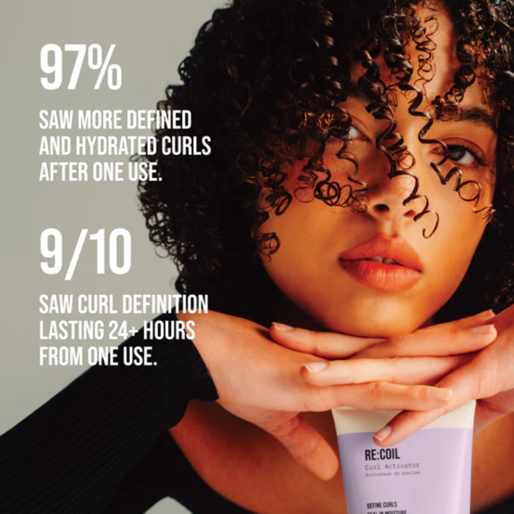 Flacon AG Care RE:COIL Curl Activator posé sur fond neutre, boucles naturelles et définies en arrière‑plan