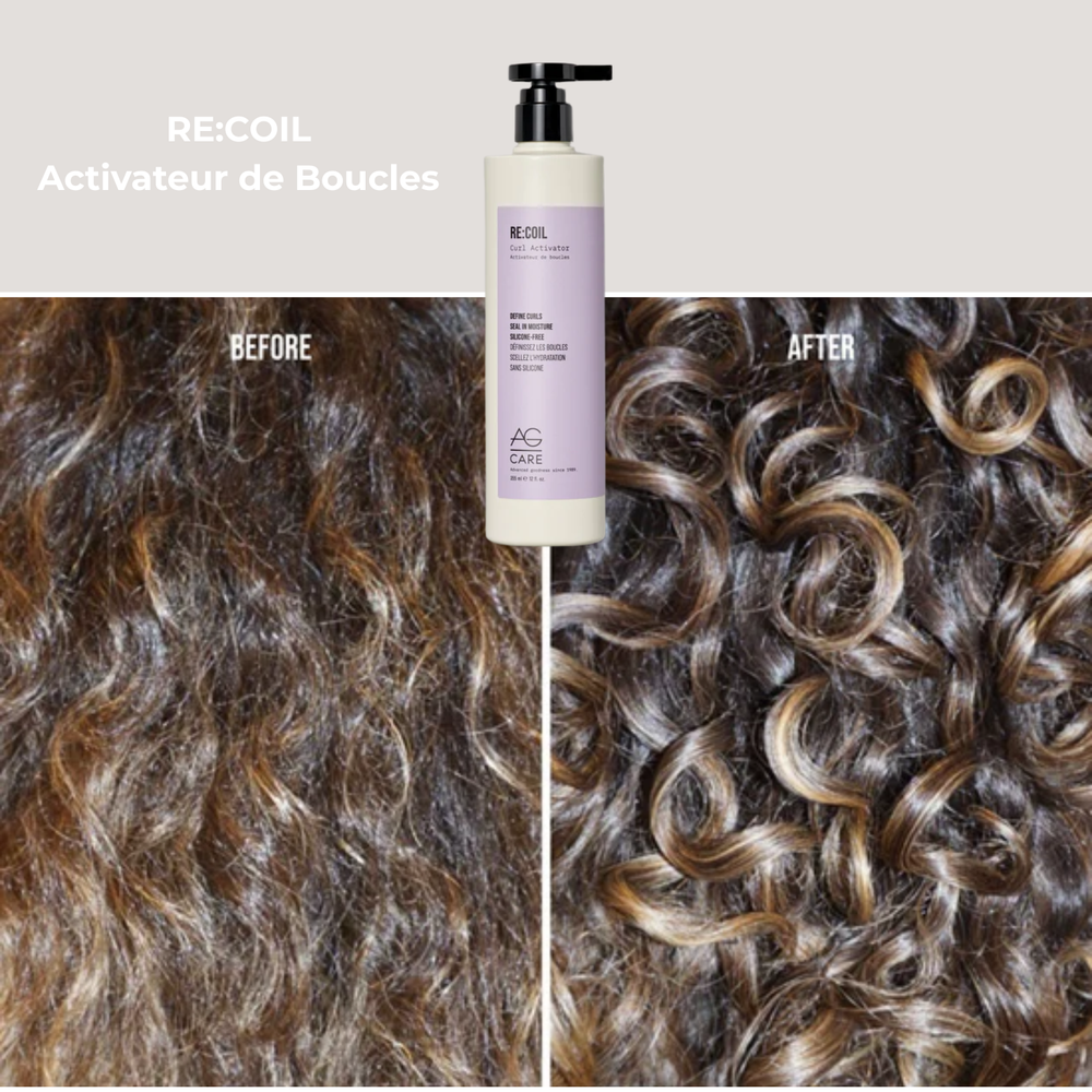 Flacon AG Care RE:COIL Curl Activator posé sur fond neutre, boucles naturelles et définies en arrière‑plan