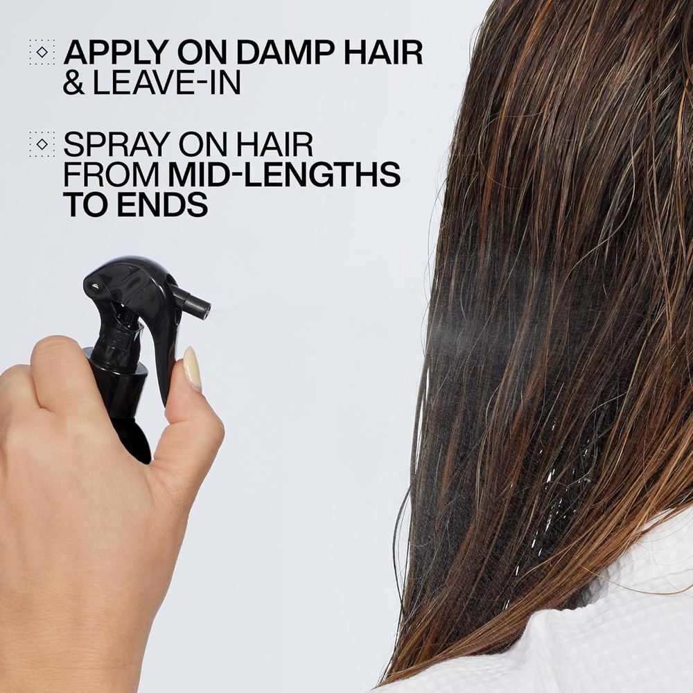 Spray thermo‑protecteur Acidic Color Gloss de Redken sur fond neutre, flacon élégant prêt à sublimer les cheveux colorés