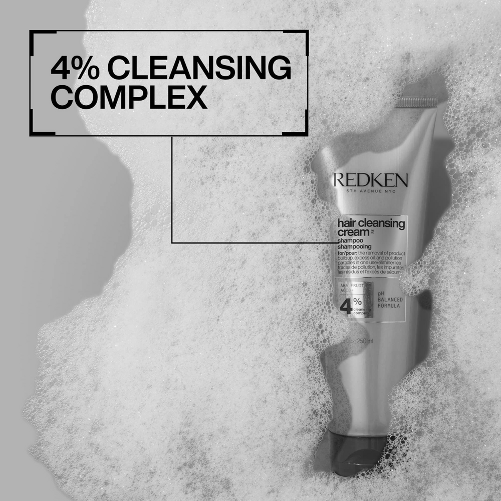 Tube de shampooing Redken Hair Cleansing Cream Shampoo, texture crémeuse, prêt à clarifier cheveux en profondeur