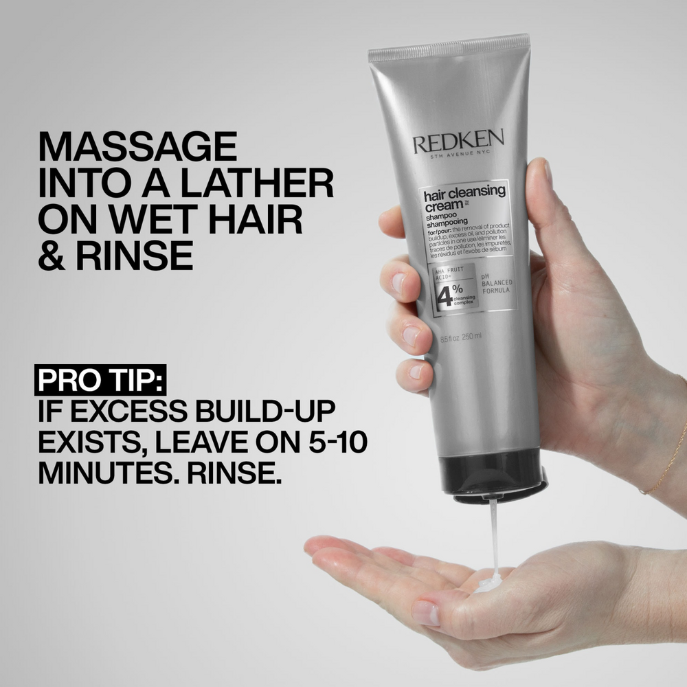 Tube de shampooing Redken Hair Cleansing Cream Shampoo, texture crémeuse, prêt à clarifier cheveux en profondeur