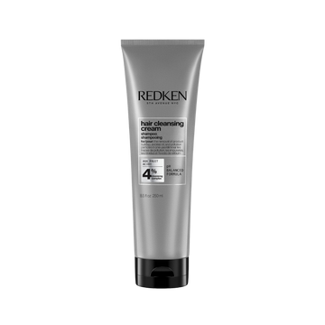 Tube de shampooing Redken Hair Cleansing Cream Shampoo, texture crémeuse, prêt à clarifier cheveux en profondeur