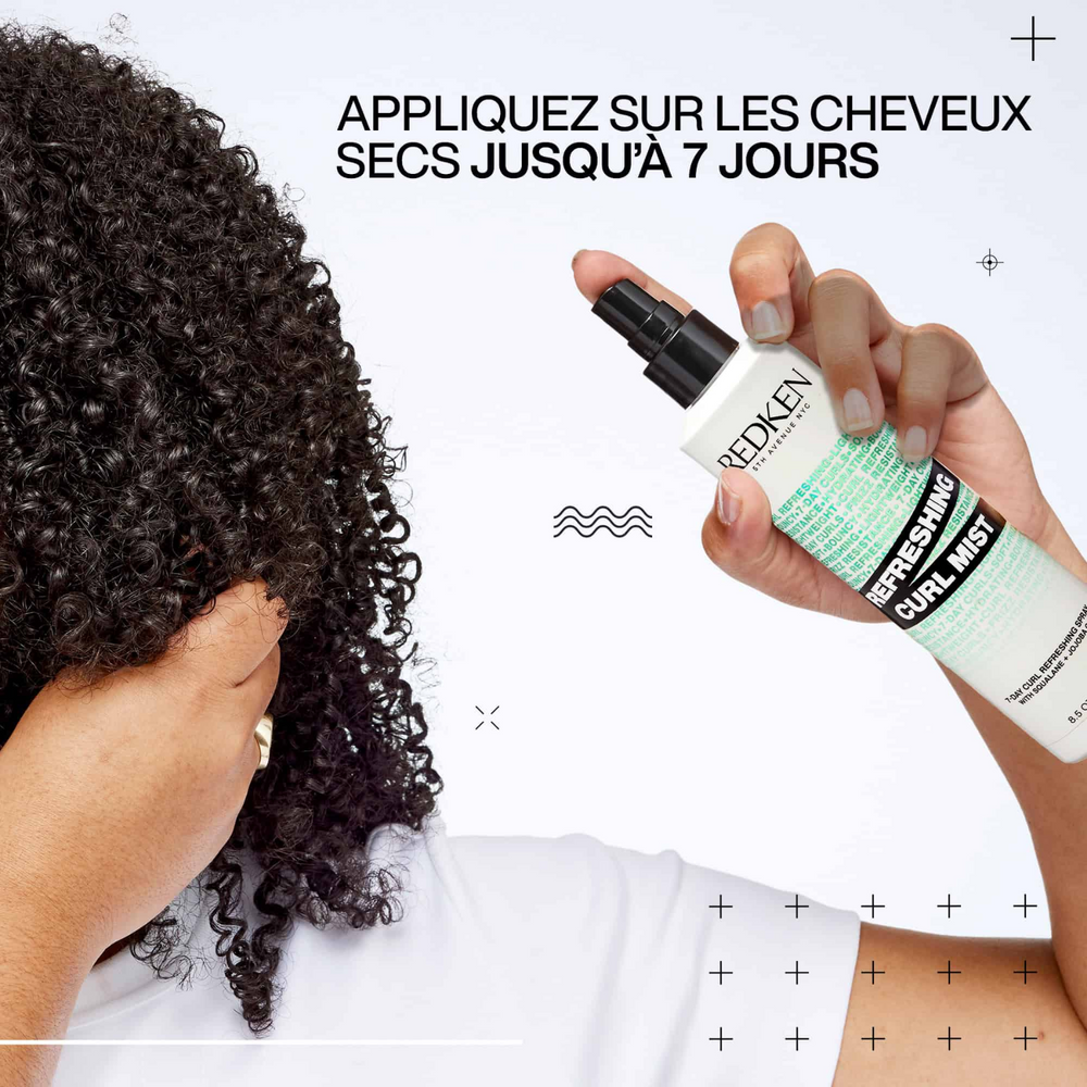 Flacon du spray Refreshing Curl Mist Redken sur fond neutre.
