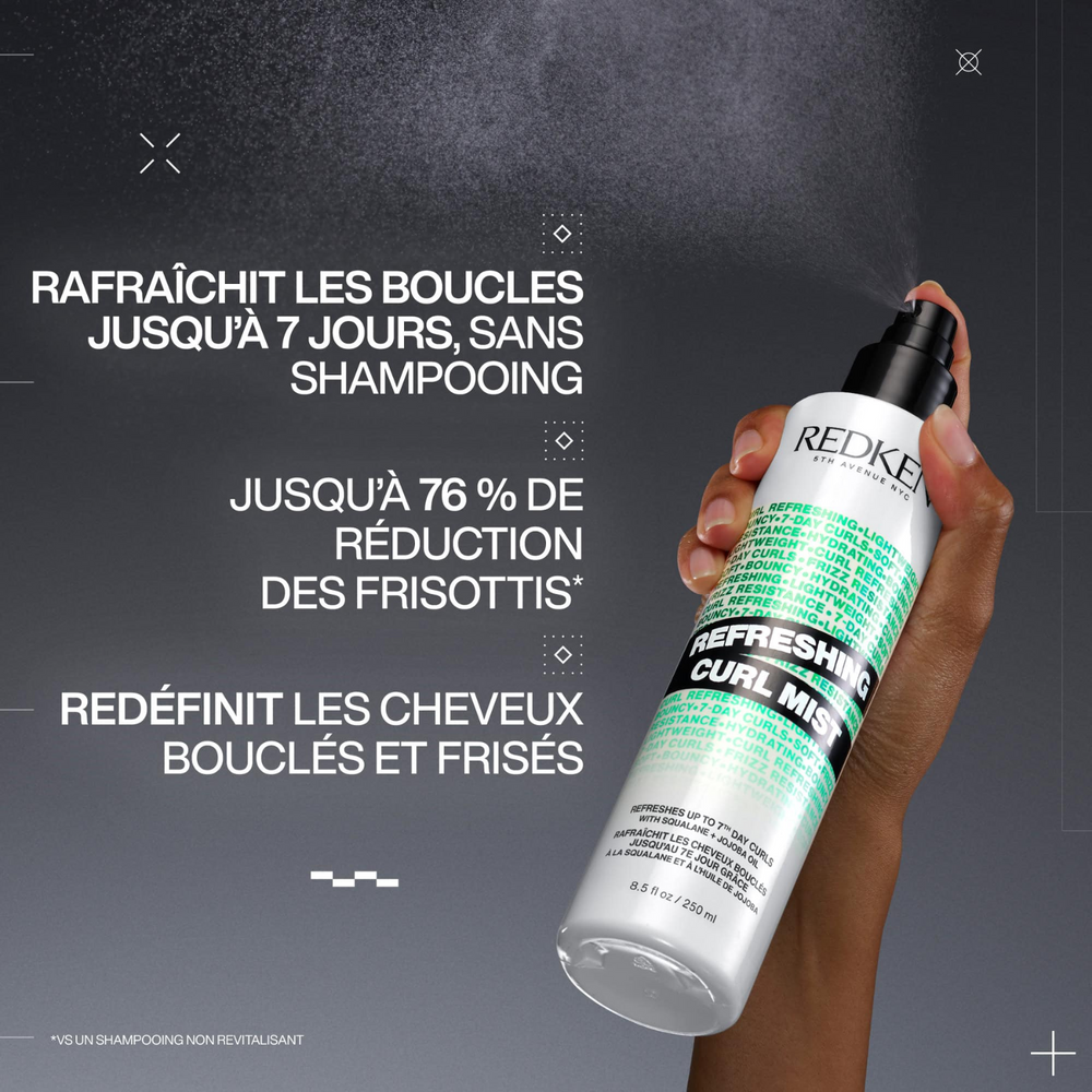 Flacon du spray Refreshing Curl Mist Redken sur fond neutre.
