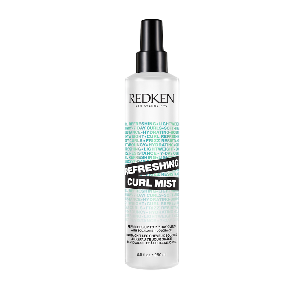 Flacon du spray Refreshing Curl Mist Redken sur fond neutre.