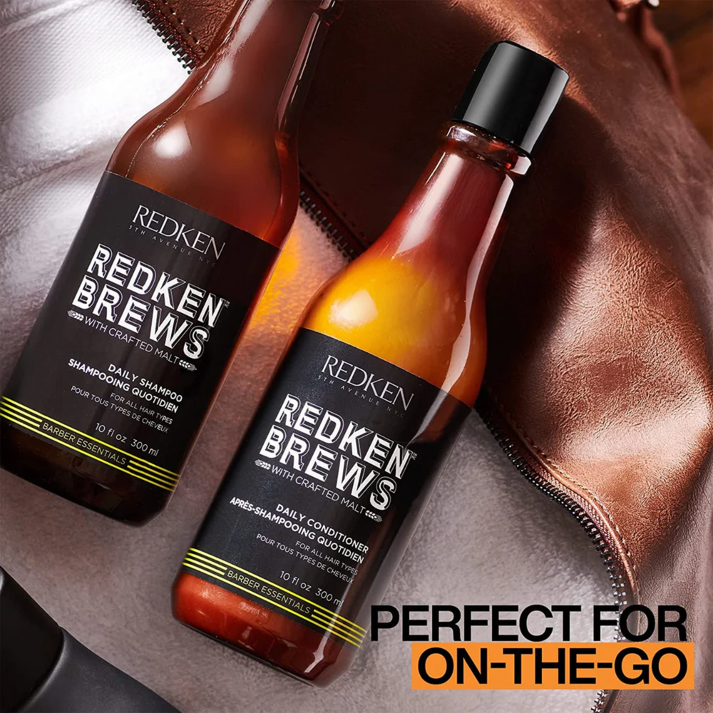 Flacon de revitalisant Redken Brews 300 ml, étiquette sobre noir et bleu, soin quotidien sans alourdir