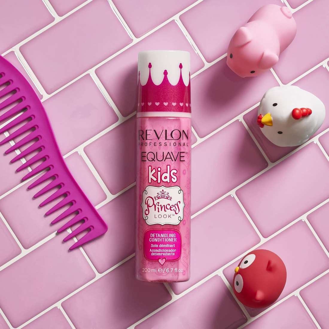 Flacon du conditionneur biphasé Revlon Equave avec étiquette “Protection Solaire” et spray transparent.