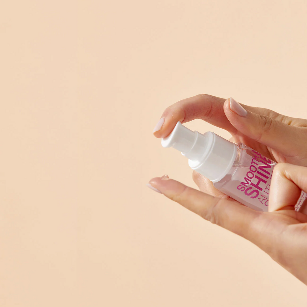 Flacon du sérum Smooth & Shine Anti-Frizz d’ELEVEN Australia, texture légère, application sur cheveux secs