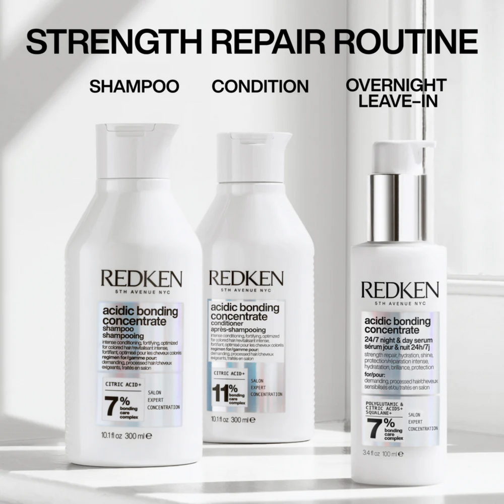 Flacon du sérum jour et nuit Redken Acidic Bonding Concentrate posé sur fond neutre.