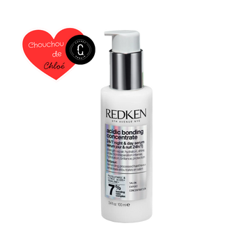 Flacon du sérum jour et nuit Redken Acidic Bonding Concentrate posé sur fond neutre.