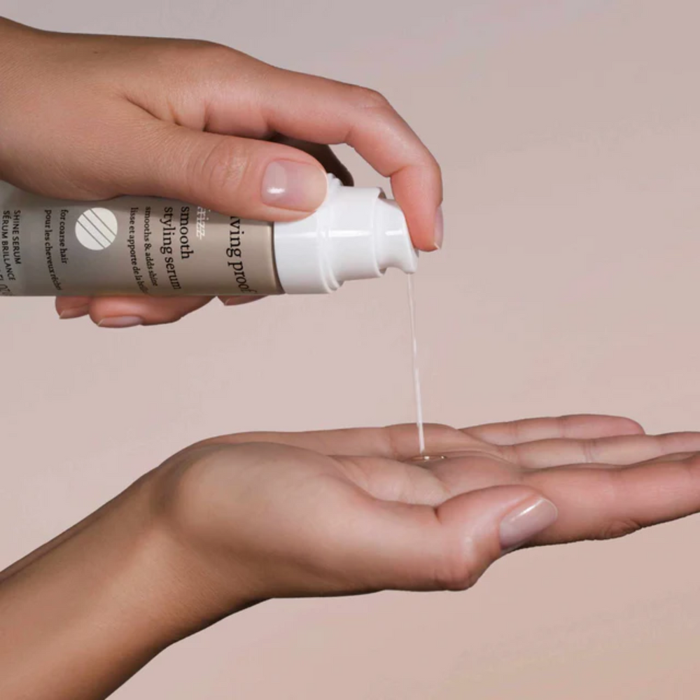 Petite bouteille claire du sérum No Frizz Smooth Styling Serum, design épuré clair, suggérant lissage, brillance et contrôle des frisottis.

