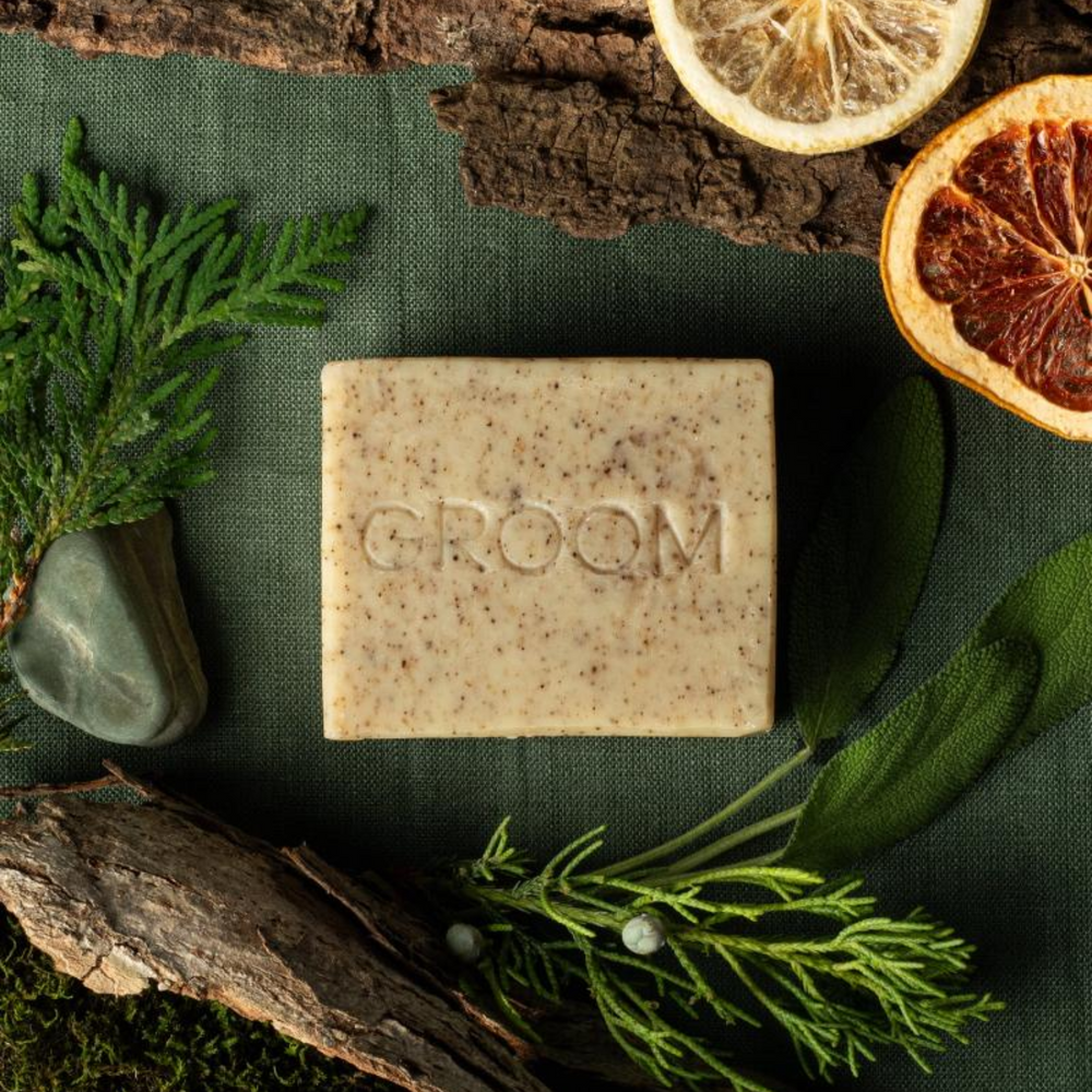 Barre de savon naturel “Arabica” – grains de café visibles, parfum tonique d’eucalyptus, orange amère et café, enrichi en beurre de karité

