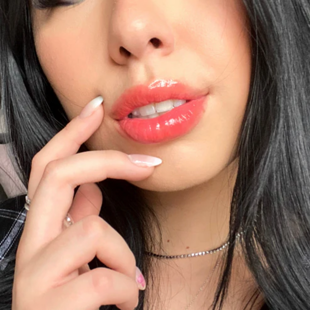 Tube 5 ml Scarlet Red Tinted Lip Oil Refreshi, texture brillante non collante, teinte rouge subtile, bulles anti‑débordement, soin vegan

