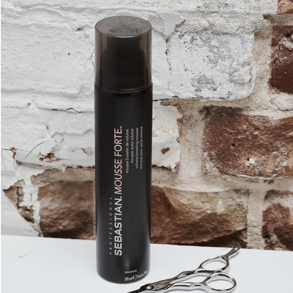Flacon de 200 ml de Sebastian Mousse Forte, mousse coiffante professionnelle pour tenue forte et volume.