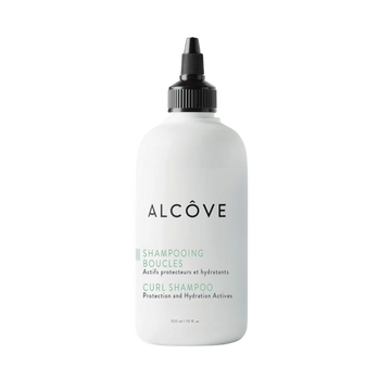 “Bouteille de Shampoing Boucles Alcôve sur fond clair – cheveux bouclés”