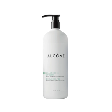“Bouteille de Shampoing Boucles Alcôve sur fond clair – cheveux bouclés”