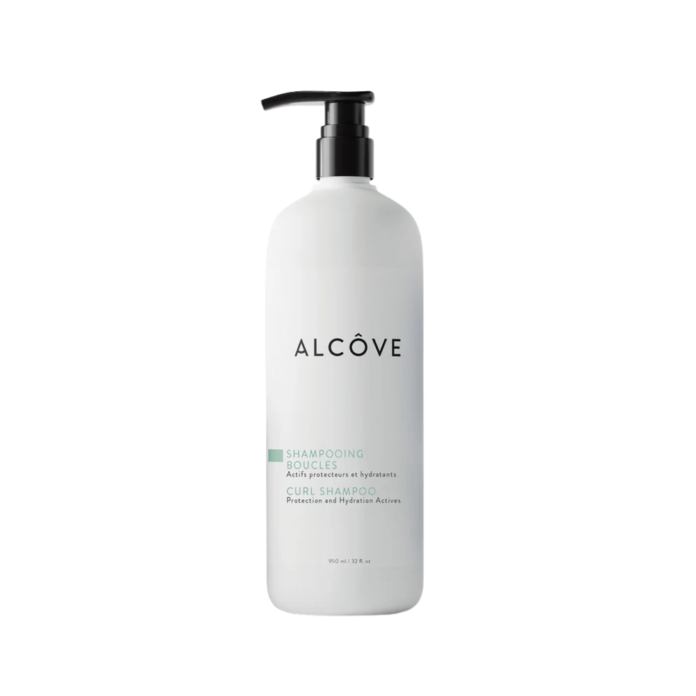 “Bouteille de Shampoing Boucles Alcôve sur fond clair – cheveux bouclés”
