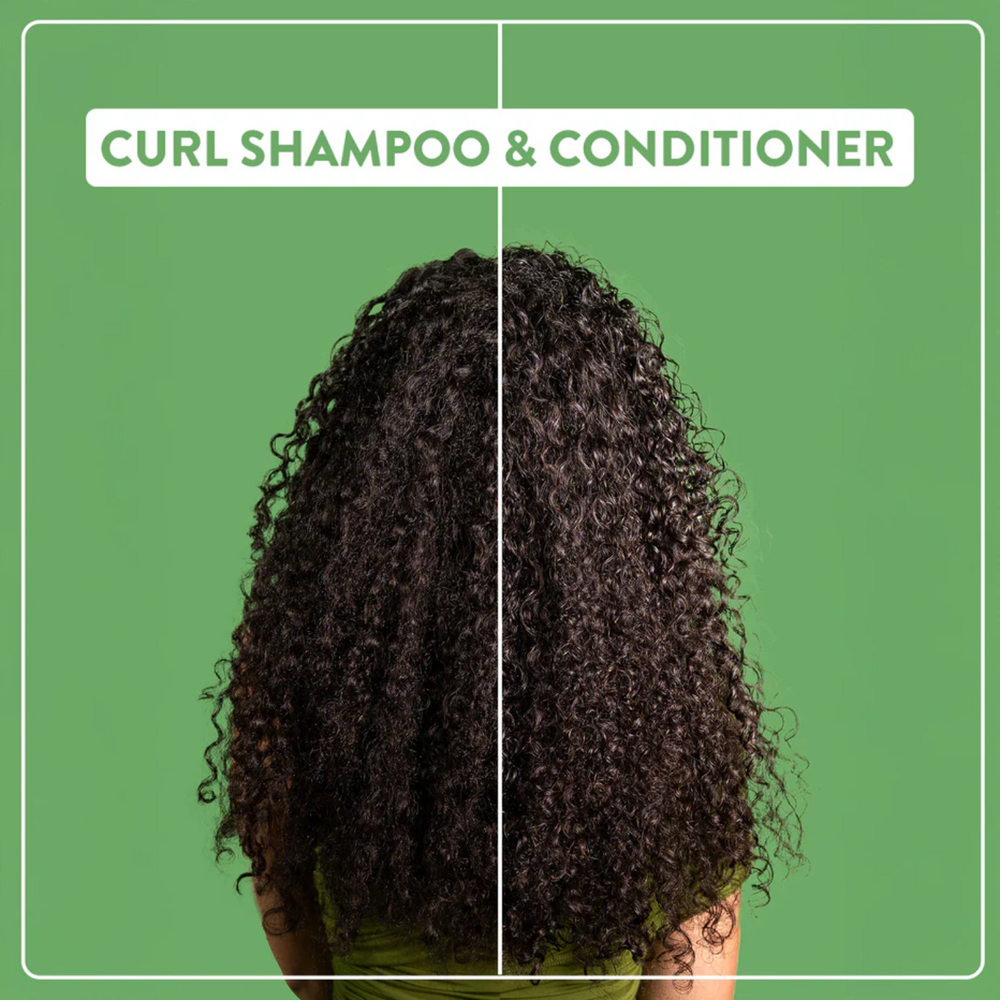 “Bouteille de Shampoing Boucles Alcôve sur fond clair – cheveux bouclés”